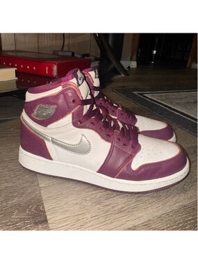 Nike Air Jordan 1 Retro High OG
Bordeaux 1s Size 7Y
